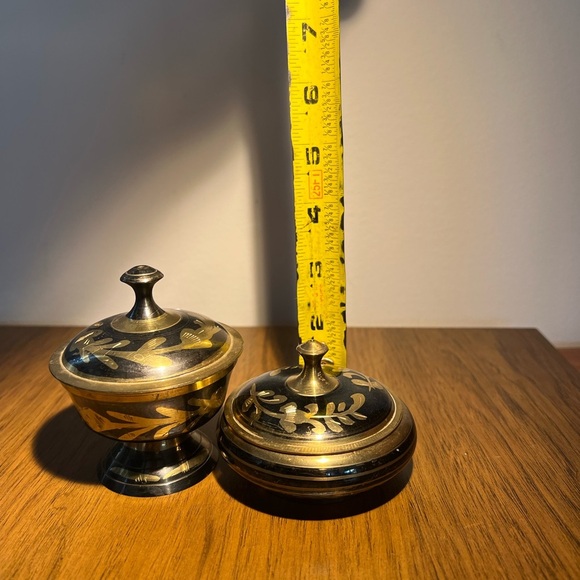 Brass and black jewelry, trinket dishes, make up holders vintage etched India - Picture 4 of 9